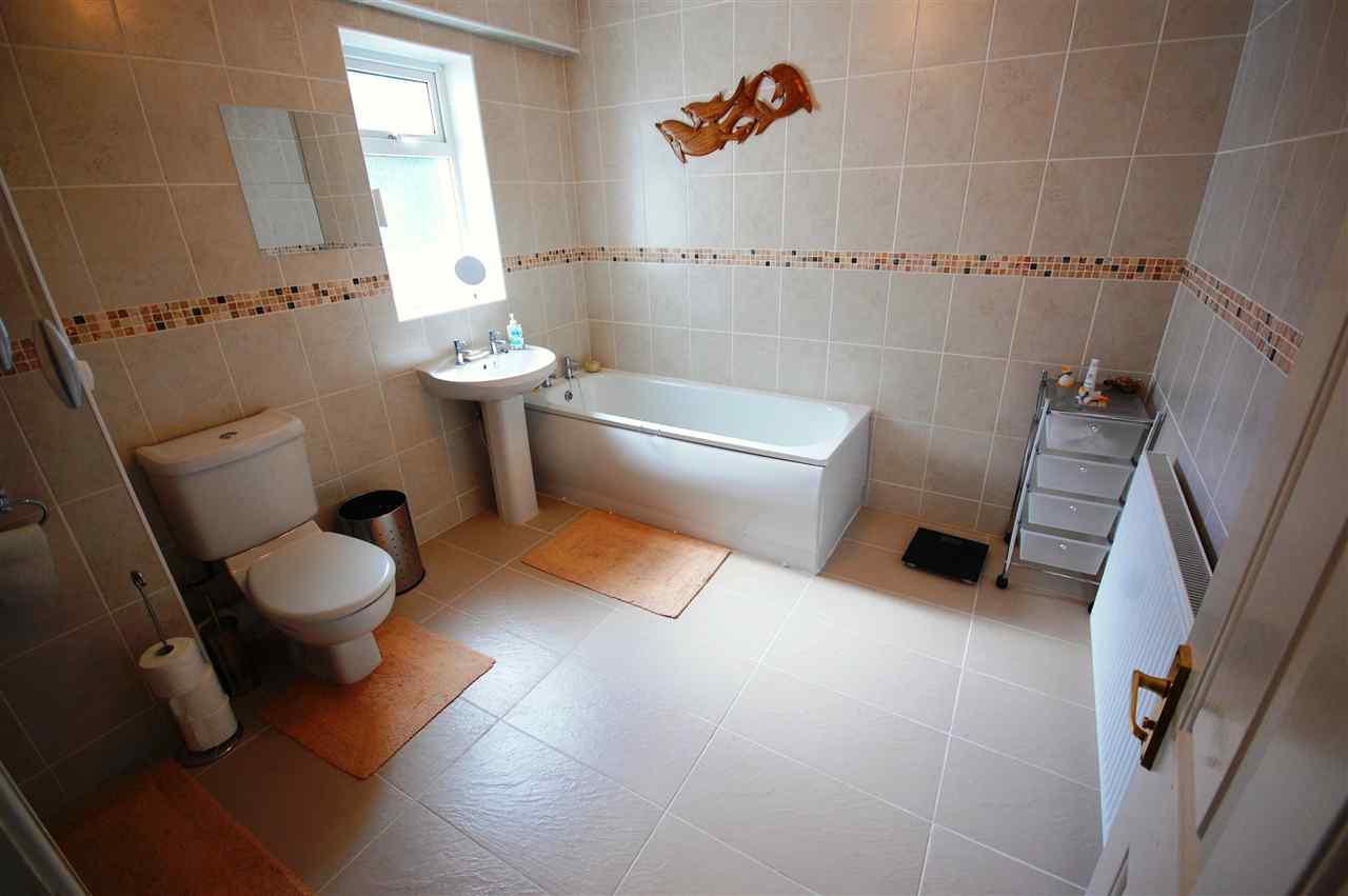 resized-2349823-Family Bathroom.JPG